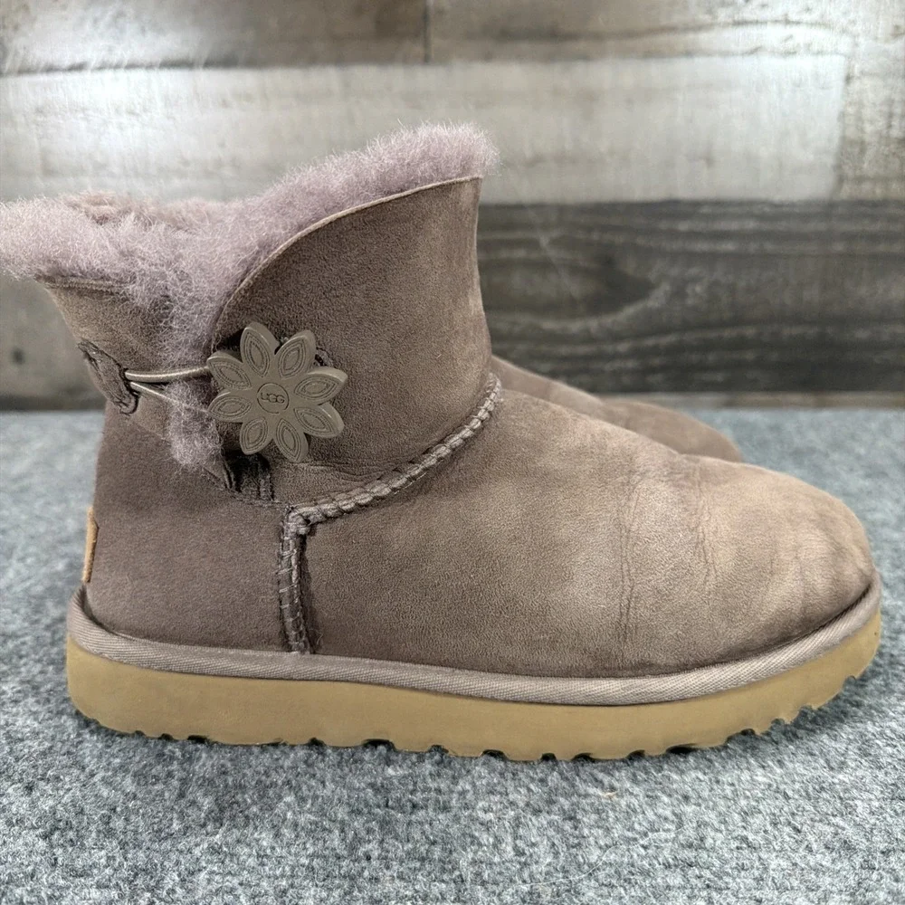 UGG Mini Bailey Button II Flower Boots Women 7 EU 38 Stormy Grey Shearling Suede